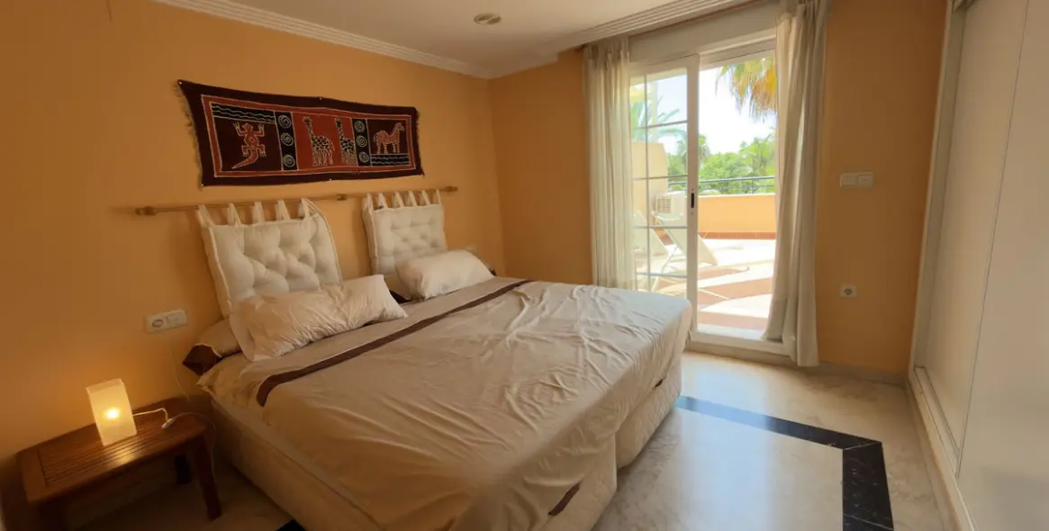 Sale of penthouse in Elviria 16