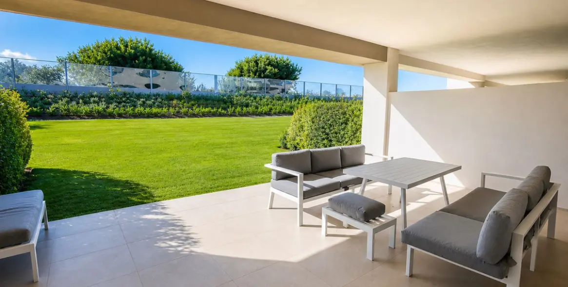 Продажа апартаментов на первом этаже в Casares Playa 1