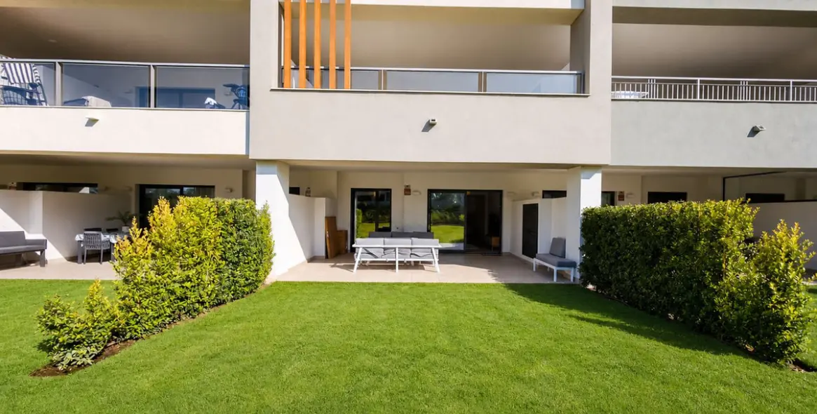 Продажа апартаментов на первом этаже в Casares Playa 2