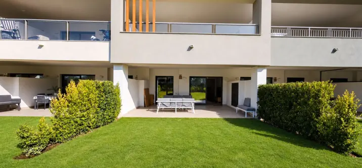 Продажа апартаментов на первом этаже в Casares Playa 1