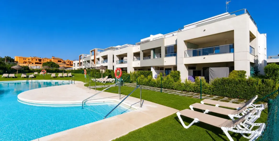 Продажа апартаментов на первом этаже в Casares Playa 18