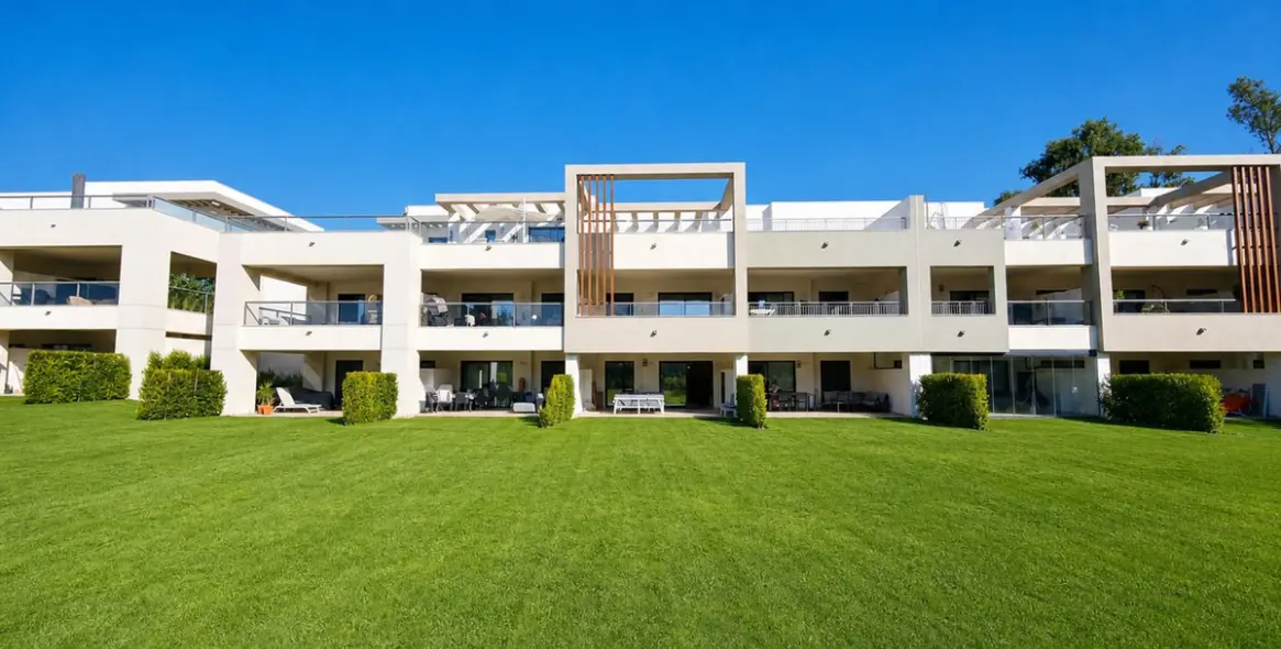 Продажа апартаментов на первом этаже в Casares Playa 41