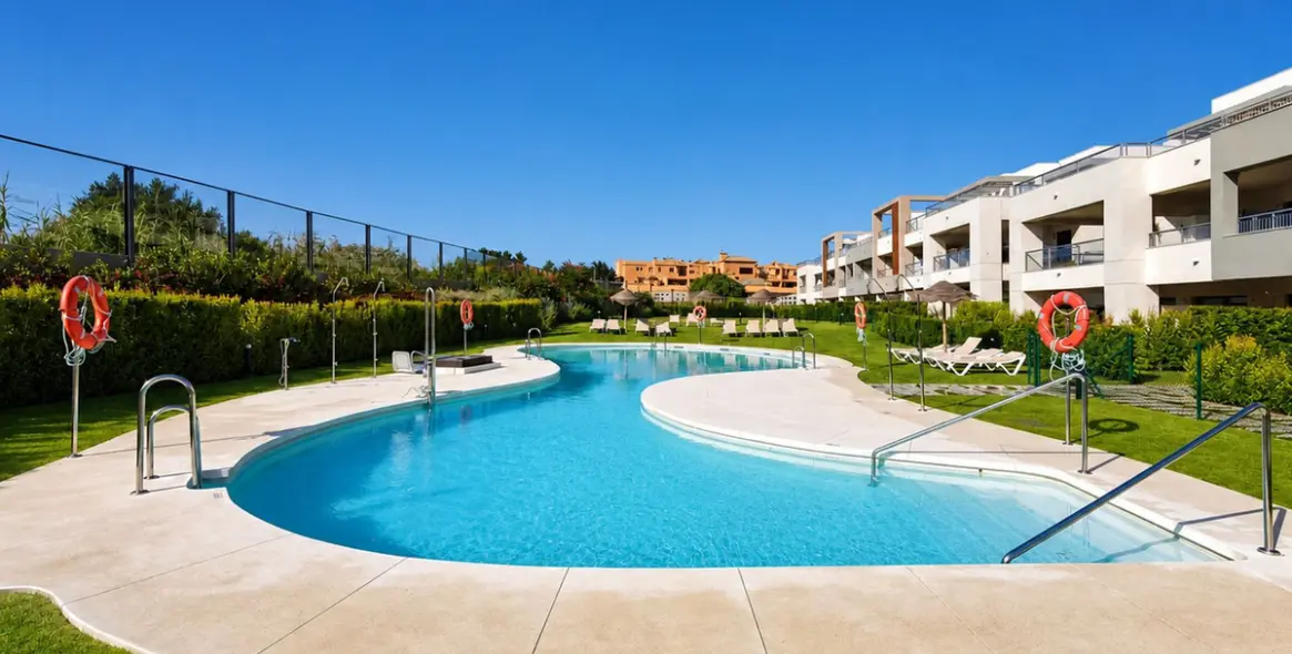 Продажа апартаментов на первом этаже в Casares Playa 44