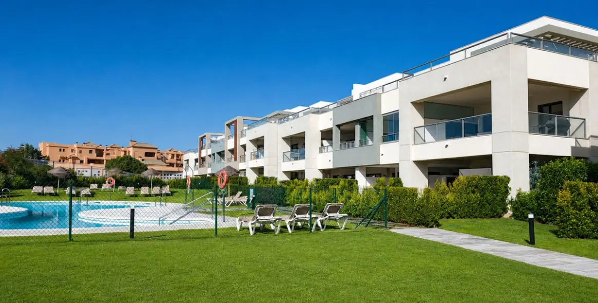 Продажа апартаментов на первом этаже в Casares Playa 52