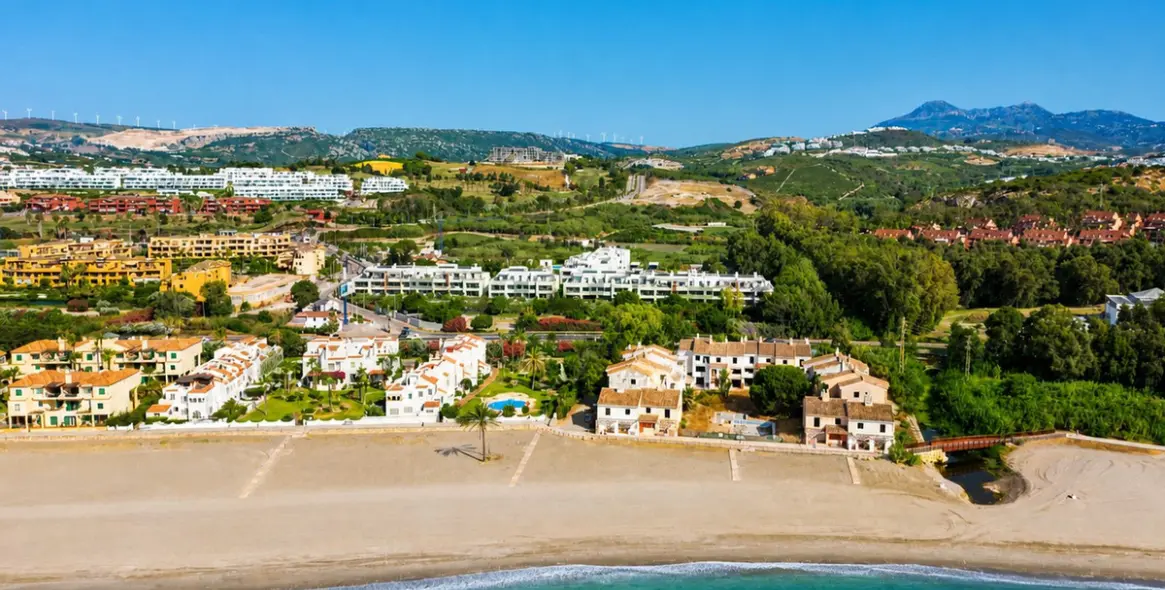 Продажа апартаментов на первом этаже в Casares Playa 65