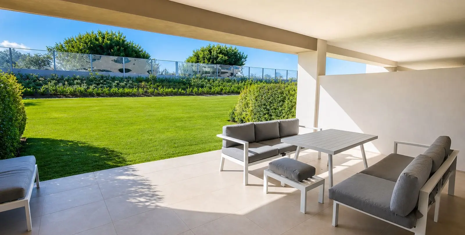 Продажа апартаментов на первом этаже в Casares Playa 1