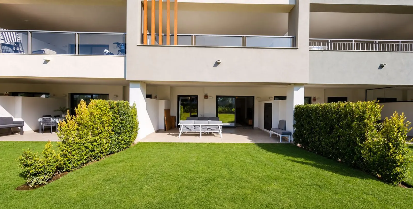 Продажа апартаментов на первом этаже в Casares Playa 2