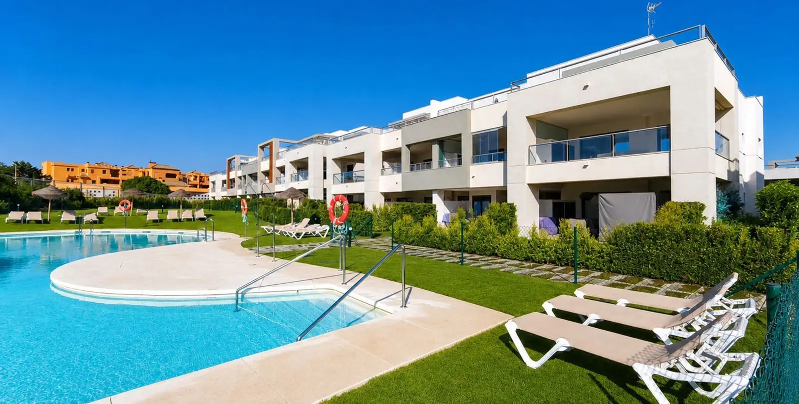 Продажа апартаментов на первом этаже в Casares Playa 18