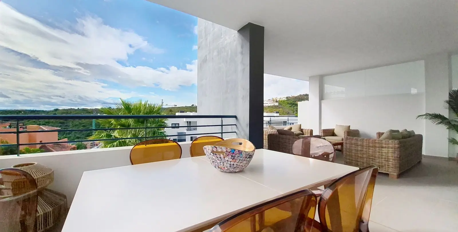 Sale of middle floor apartment in Casares 2