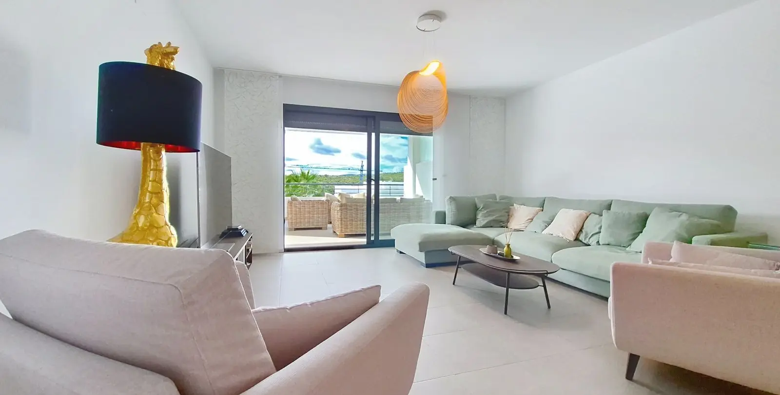 Sale of middle floor apartment in Casares 6