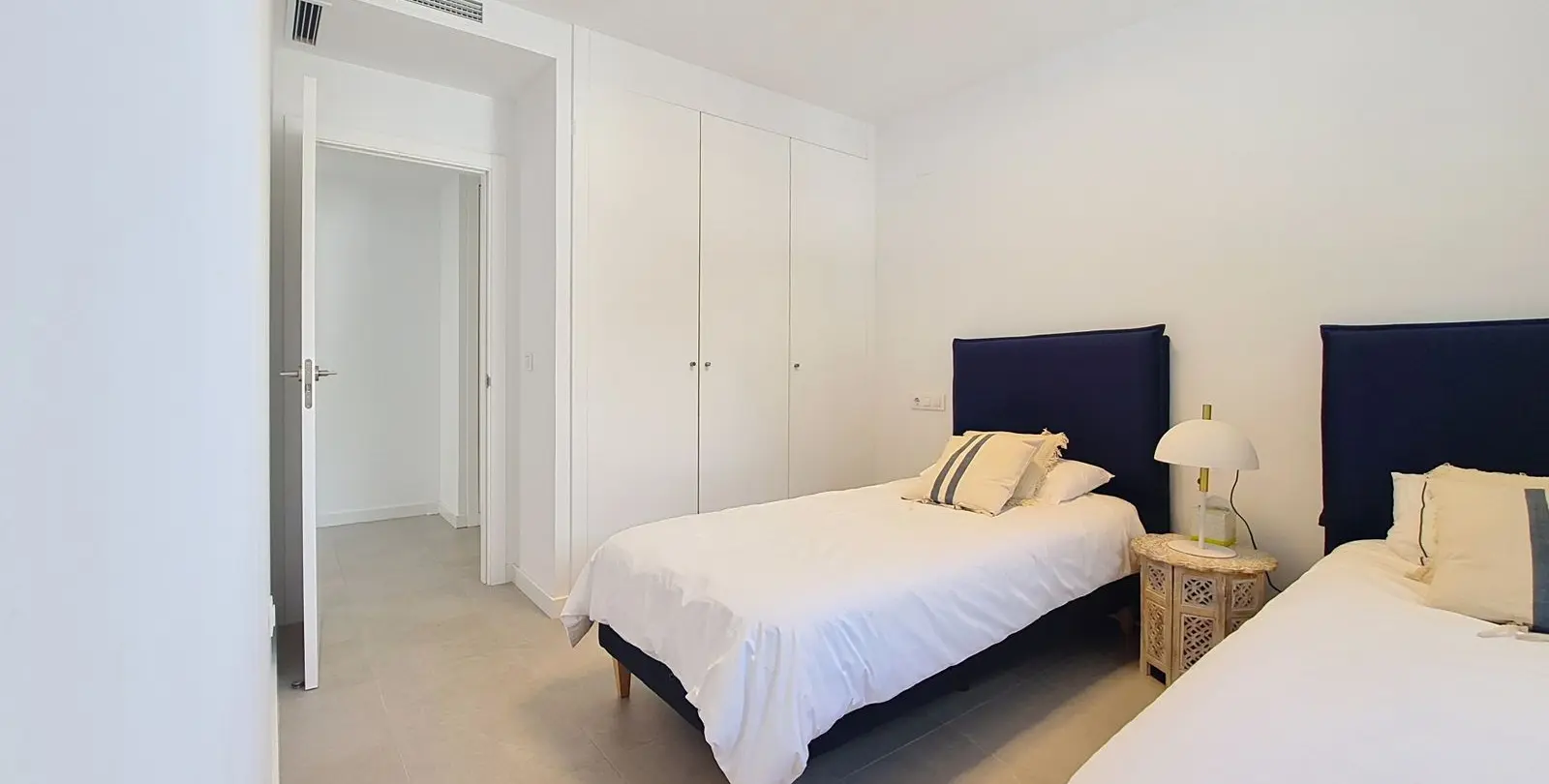 Sale of middle floor apartment in Casares 14
