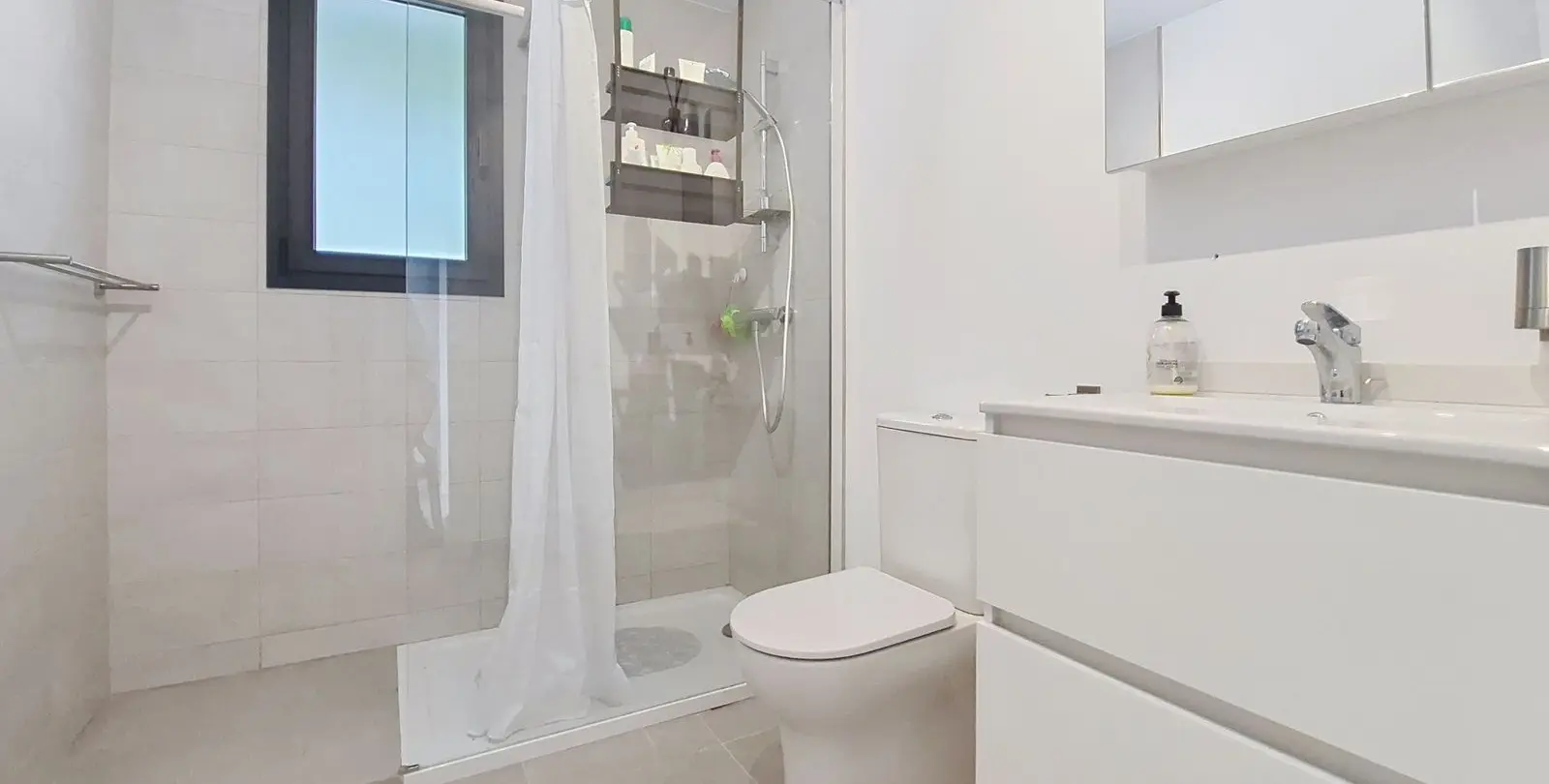 Sale of middle floor apartment in Casares 15