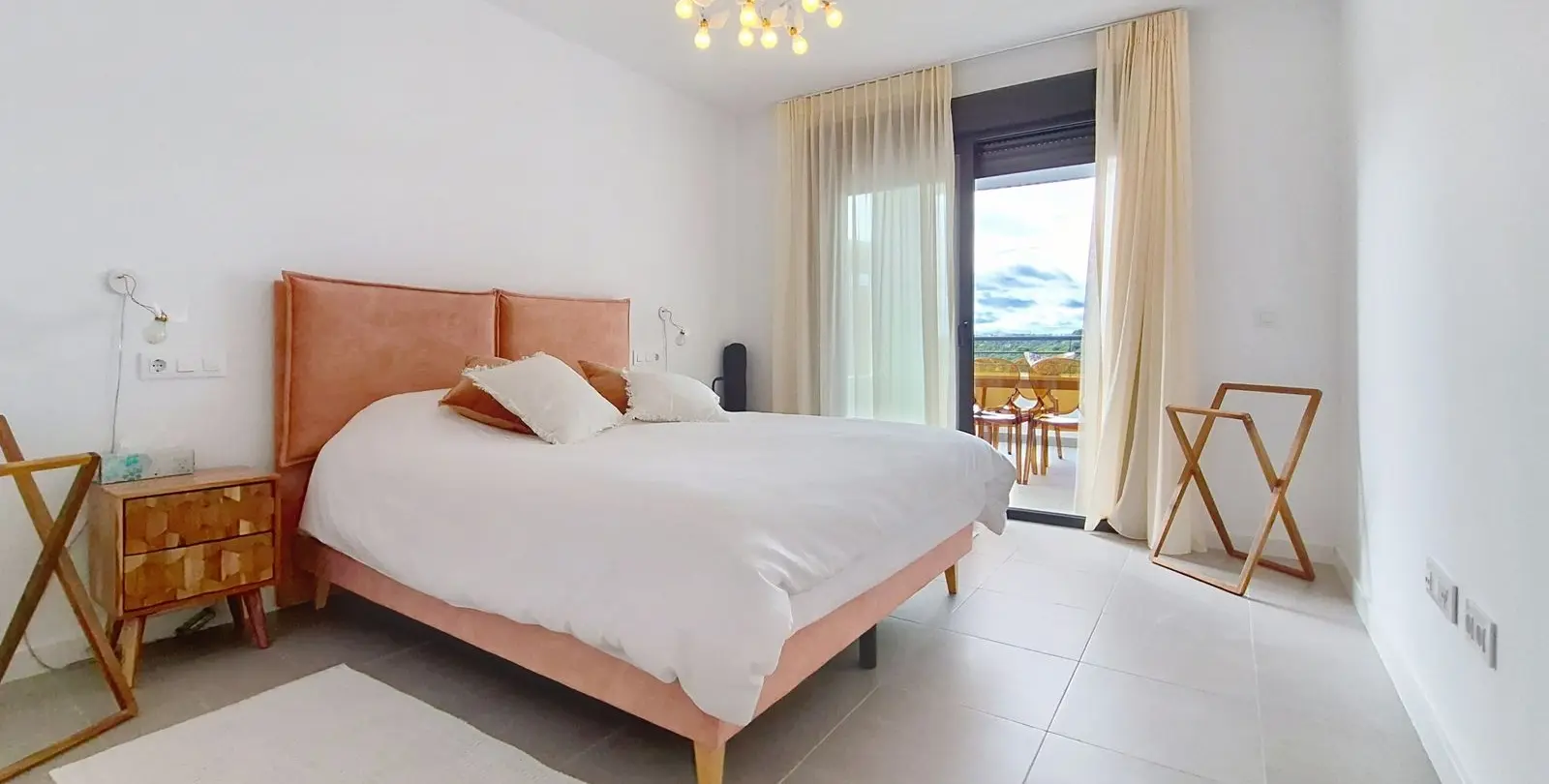 Sale of middle floor apartment in Casares 18