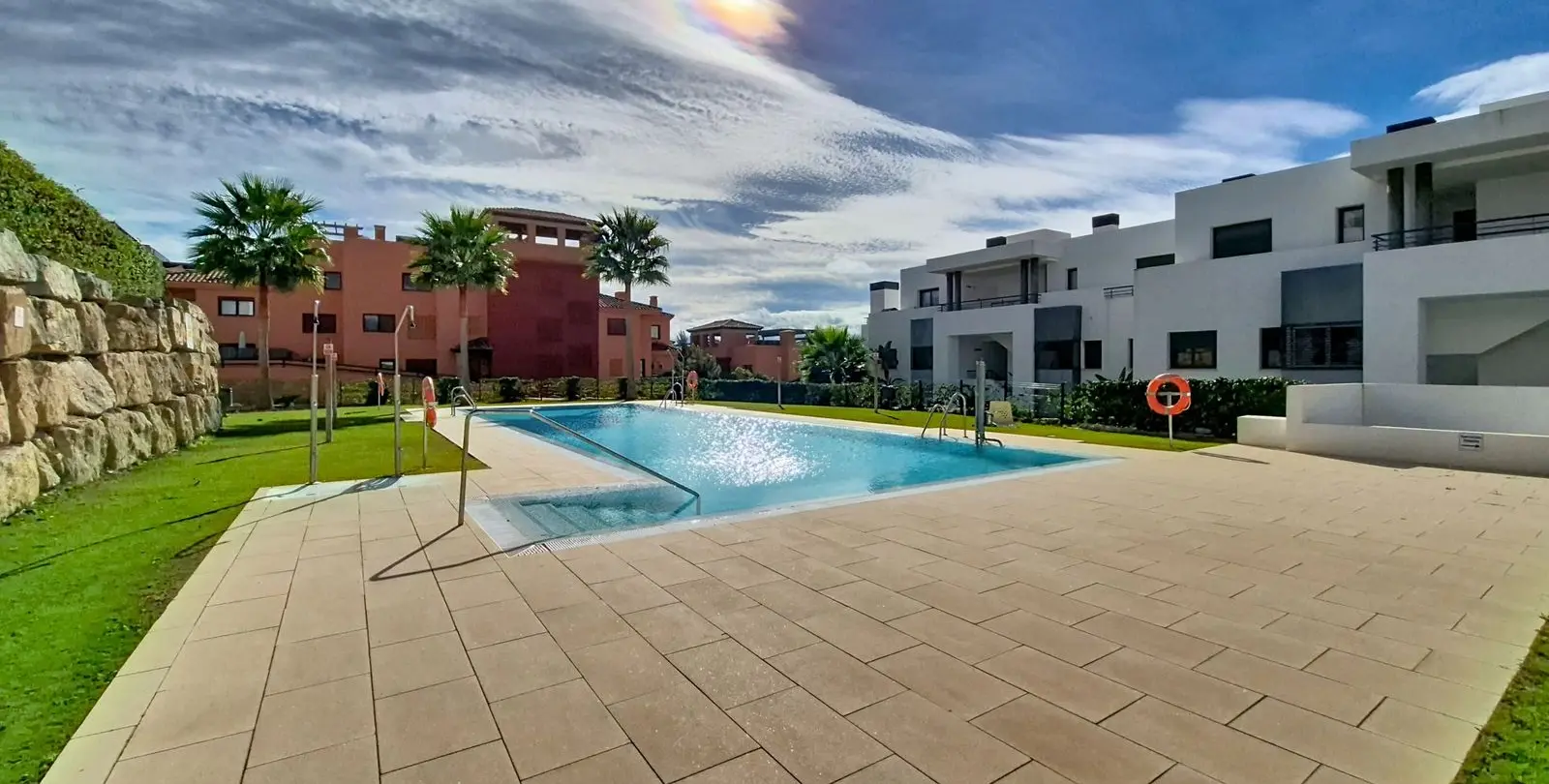 Sale of middle floor apartment in Casares 22