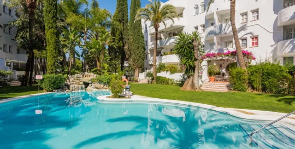 Sale of middle floor apartment in The Golden Mile 1