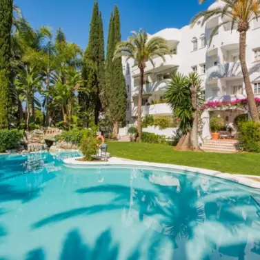 Sale of middle floor apartment in The Golden Mile