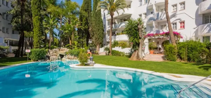 Sale of middle floor apartment in The Golden Mile 0