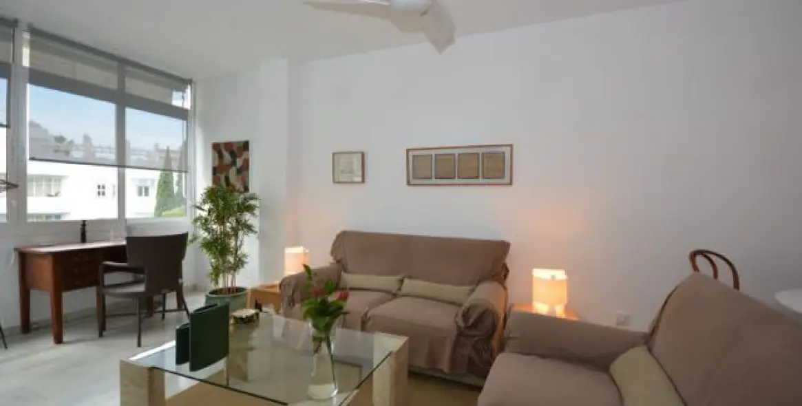 Sale of middle floor apartment in The Golden Mile 2