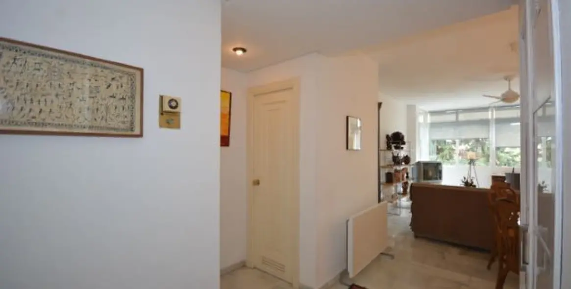 Sale of middle floor apartment in The Golden Mile 7