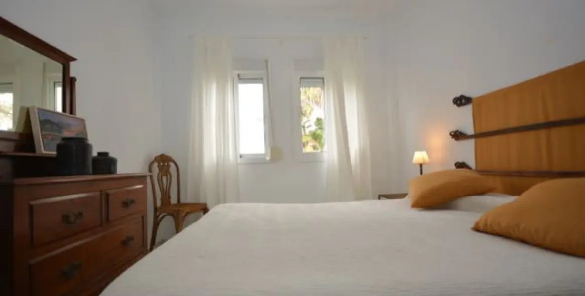 Sale of middle floor apartment in The Golden Mile 11