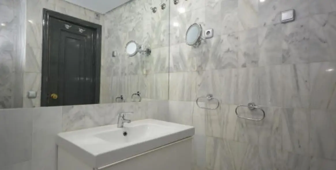 Sale of middle floor apartment in The Golden Mile 12