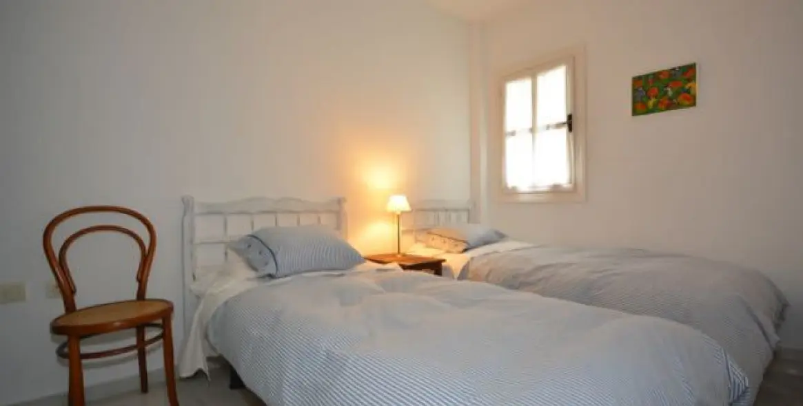Sale of middle floor apartment in The Golden Mile 14