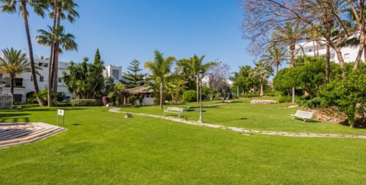 Sale of middle floor apartment in The Golden Mile 17