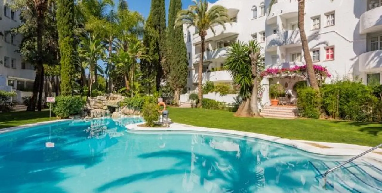 Sale of middle floor apartment in The Golden Mile 1