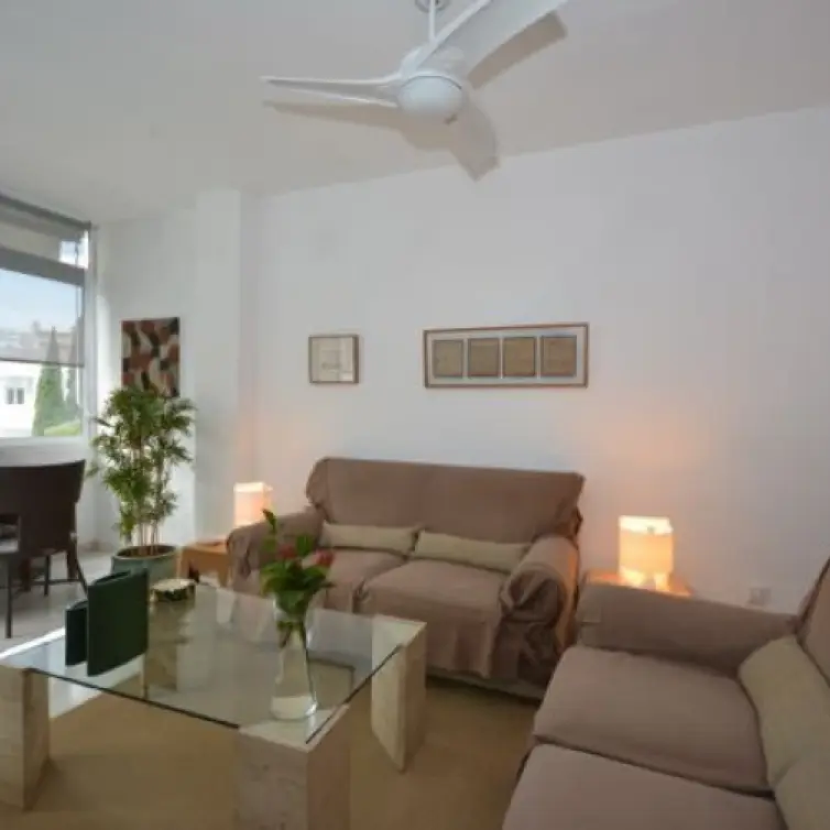 Venta de apartamento en planta media en The Golden Mile