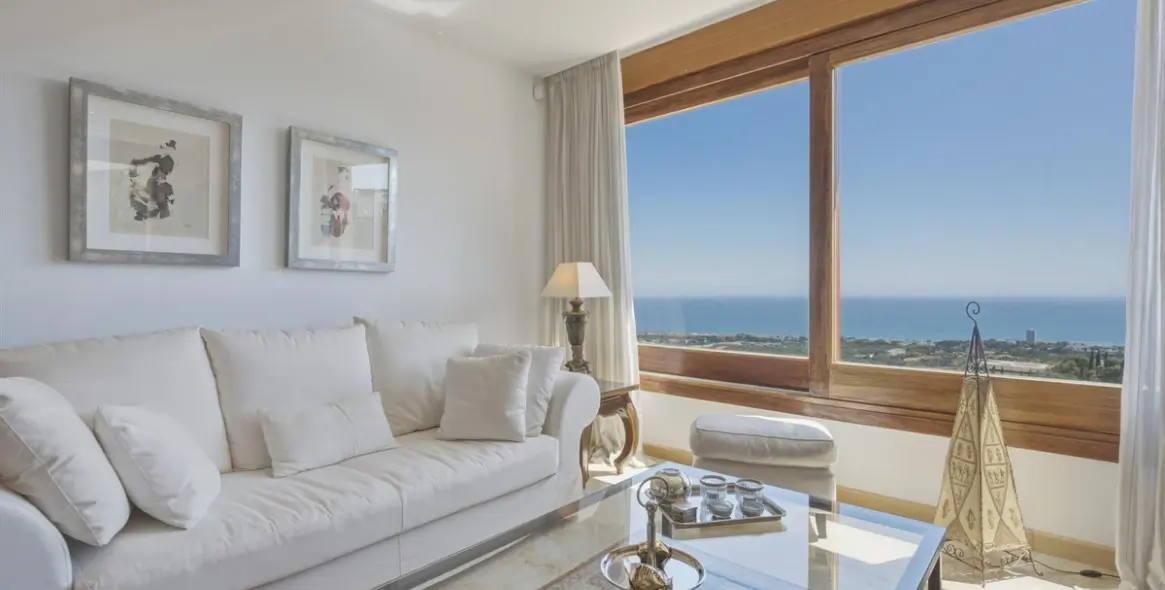 Sale of middle floor apartment in Altos de los Monteros 1