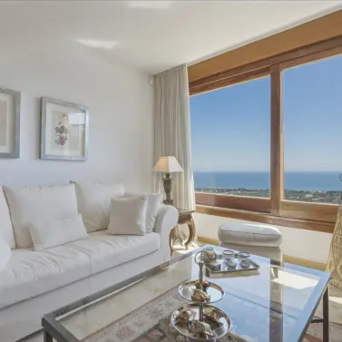Sale of middle floor apartment in Altos de los Monteros