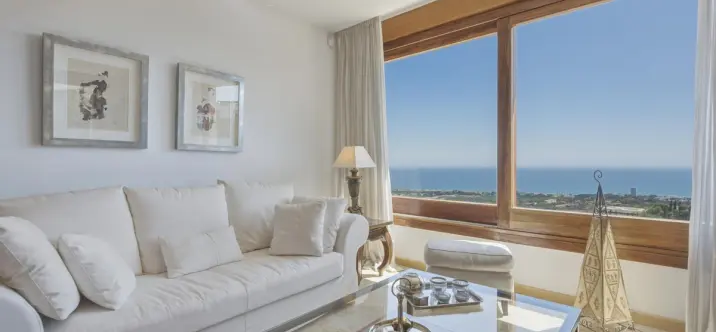 Sale of middle floor apartment in Altos de los Monteros 0