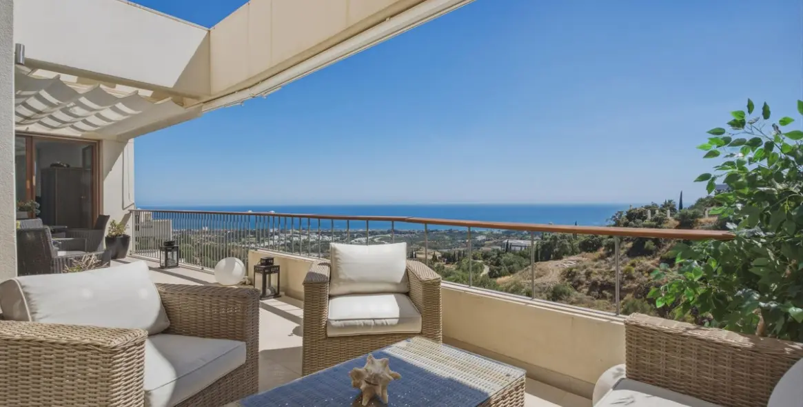 Sale of middle floor apartment in Altos de los Monteros 2