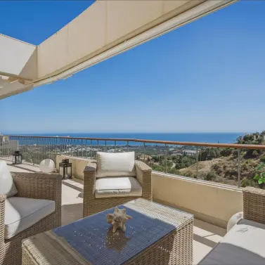 Sale of middle floor apartment in Altos de los Monteros
