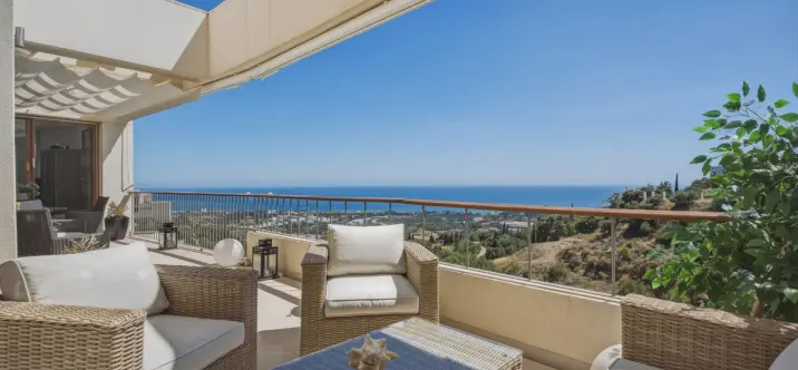 Sale of middle floor apartment in Altos de los Monteros 1