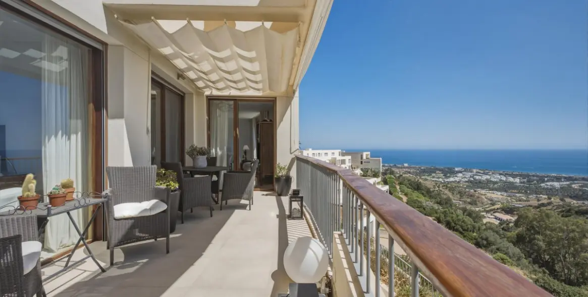 Sale of middle floor apartment in Altos de los Monteros 3