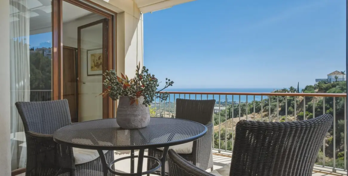 Sale of middle floor apartment in Altos de los Monteros 4