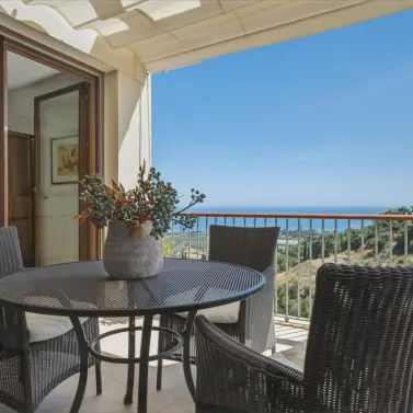 Sale of middle floor apartment in Altos de los Monteros