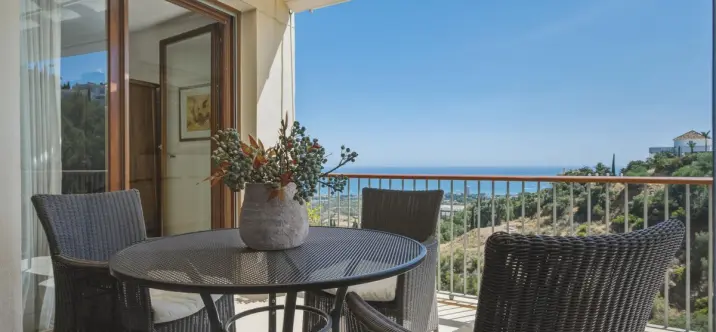 Sale of middle floor apartment in Altos de los Monteros 3