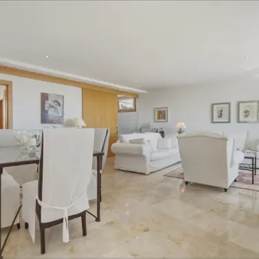 Sale of middle floor apartment in Altos de los Monteros
