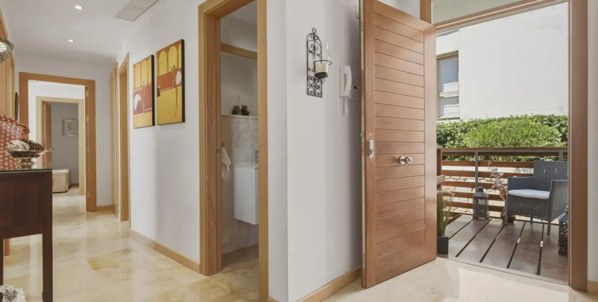 Sale of middle floor apartment in Altos de los Monteros 10