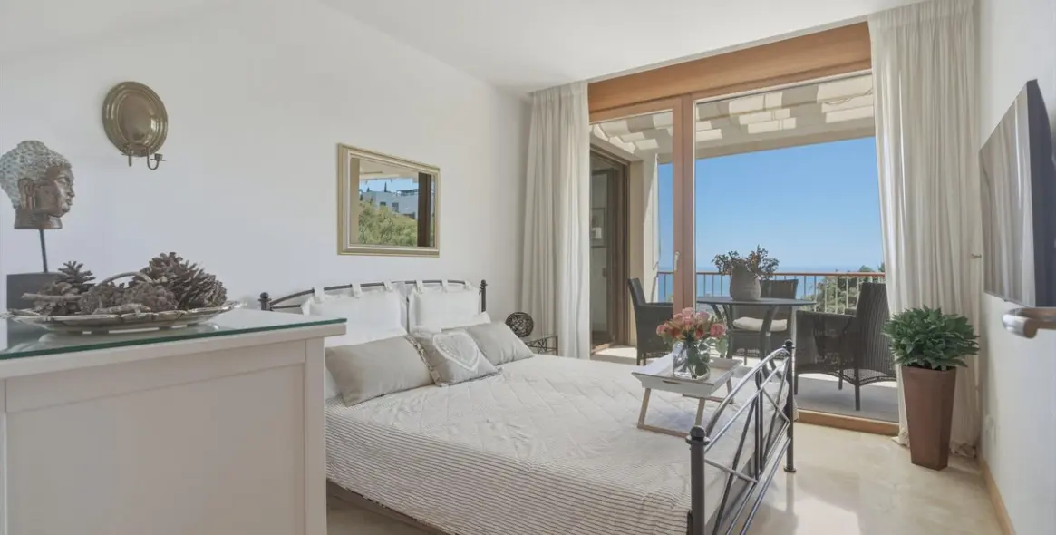 Sale of middle floor apartment in Altos de los Monteros 11