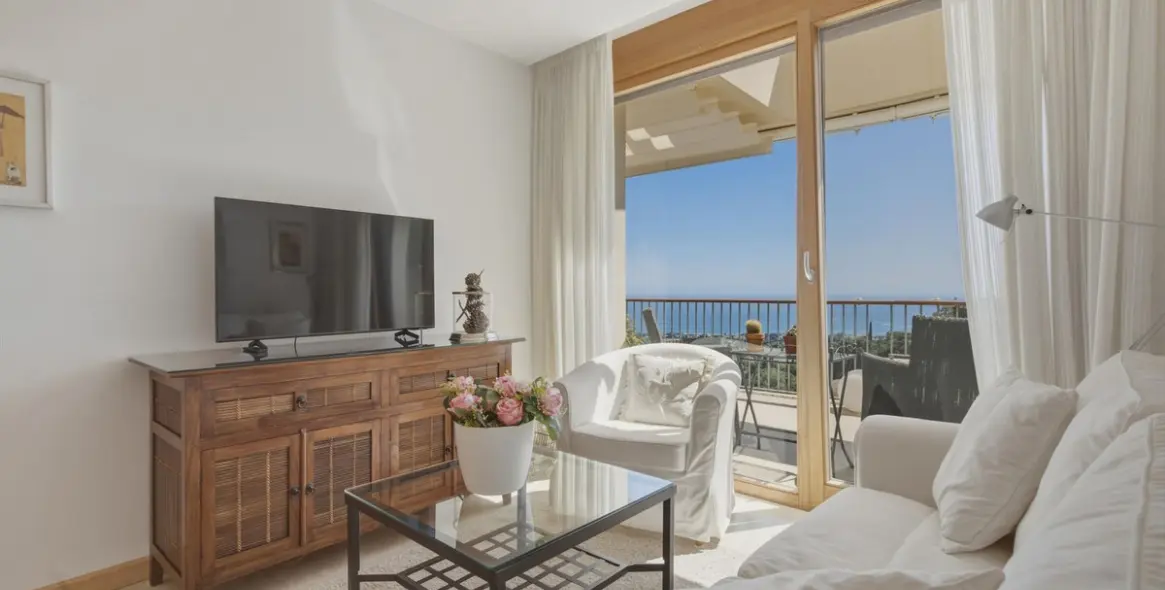 Sale of middle floor apartment in Altos de los Monteros 12