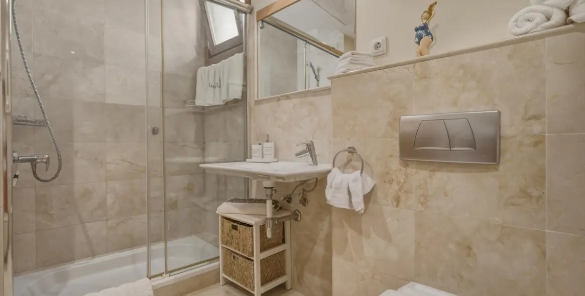 Sale of middle floor apartment in Altos de los Monteros 13