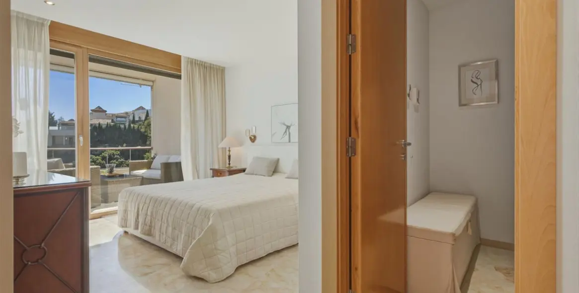 Sale of middle floor apartment in Altos de los Monteros 15