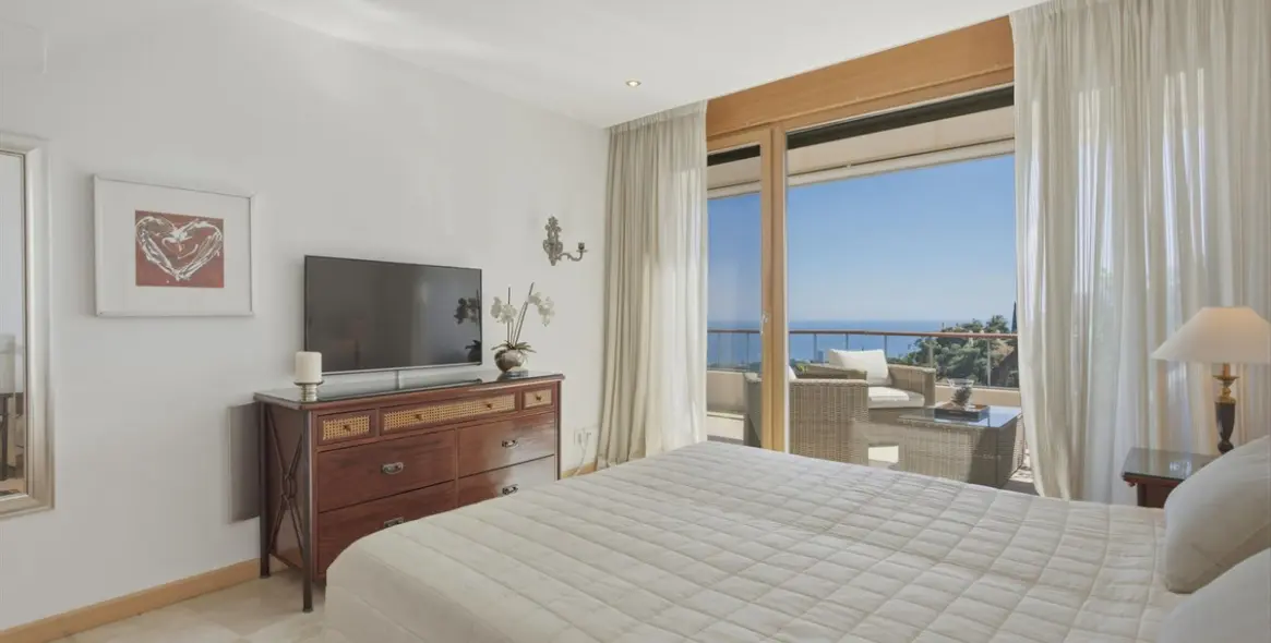 Sale of middle floor apartment in Altos de los Monteros 16