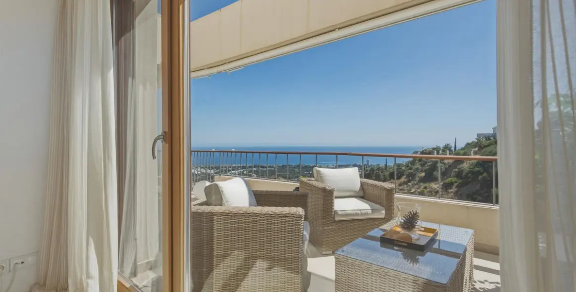Sale of middle floor apartment in Altos de los Monteros 17