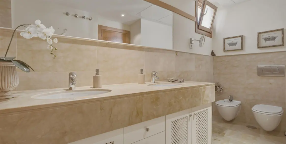 Sale of middle floor apartment in Altos de los Monteros 18