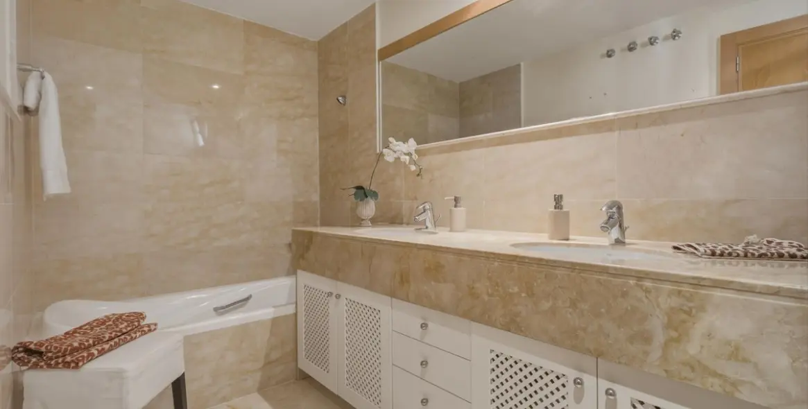 Sale of middle floor apartment in Altos de los Monteros 19