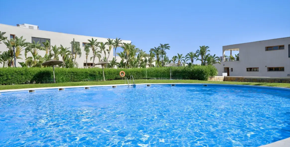 Sale of middle floor apartment in Altos de los Monteros 22